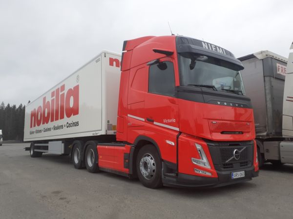 Niemen Volvo FH460
Niemen Volvo FH460 "Victoria" puoliperävaunuyhdistelmä.
Avainsanat: Niemi Volvo FH460 ABC Hirvaskangas Victoria Nobilia