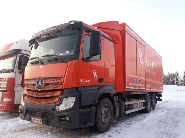 Niemen MB Actros
Niemen MB Actros "Scarlett" muuttoauto.
Avainsanat: Niemi MB Actros Scarlett ABC Hirvaskangas