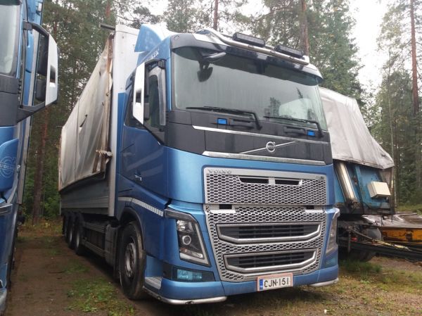 Niemisen Volvo FH16
Niemisen Volvo FH16 hakeauto.
Avainsanat: Nieminen Volvo FH16