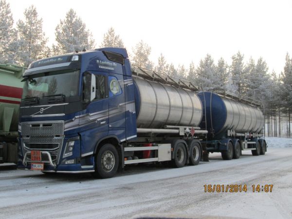 N Logisticsin Volvo FH16
N Logistics Oy:n Volvo FH16 säiliöyhdistelmä.
Avainsanat: N-Logistics Volvo FH16 Shell Hirvaskangas