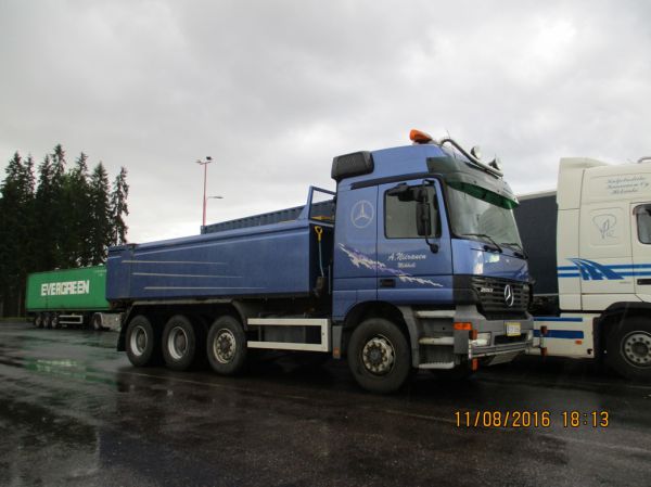 A Niirasen MB 2653 Actros
A Niirasen MB 2653 Actros sora-auto.
Avainsanat: Niiranen MB 2653 Actros ABC Hirvaskangas