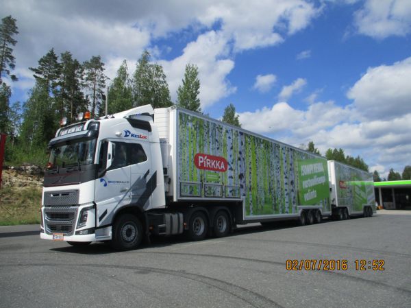 M Niskalan Volvo FH16 
Keskon ajossa oleva M Niskala Oy:n Volvo FH16 "Ekorekka"
Avainsanat: Kesko Niskala Volvo FH16 Ekorekka Pirkka Hct Neste Lintulahti