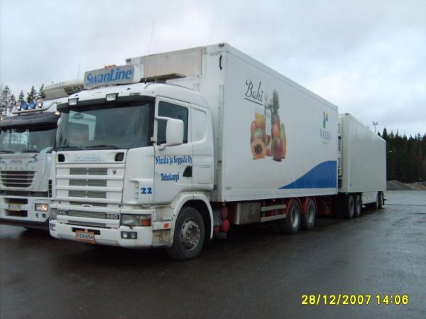 Nisula ja Seppälän Scania 144
Valion ajossa oleva Nisula ja Seppälä Oy:n Scania 144L täysperävaunuyhdistelmä.
Avainsanat: Valio Nisula&Seppälä Swanline Scania 144 Bahi ABC Hirvaskangas 22
