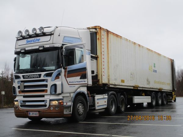 Nisula ja Seppälän Scania R580
Nisula ja Seppälä Oy:n Scania R580 puoliperävaunuyhdistelmä.
Avainsanat: Nisula&Seppälä Swanline Scania R580 Maasikas