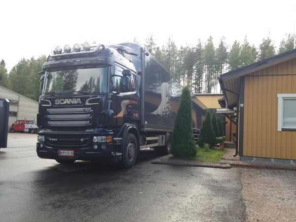 Nosto ja Kuljetus Jauhiaisen Scania R560
Nosto ja Kuljetus Jauhiainen Ky:n Scania R560 hakeyhdistelmä.
Avainsanat: Jauhiainen Scania R560