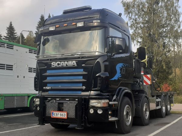 Nosto ja Kuljetus Jauhiaisen Scania R620 
Nosto ja Kuljetus Jauhiainen Ky:n nosturilla varustettu Scania R620.  
Avainsanat: Jauhiainen Scania R620