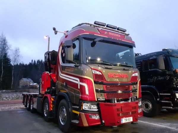 Nosto ja Kuljetus Ruuskan Scania R660
Nosto ja Kuljetus Ruuska Ky:n nosturilla varustettu Scania R660.
Avainsanat: Nosto-Kuljetus-Ruuska Scania R660