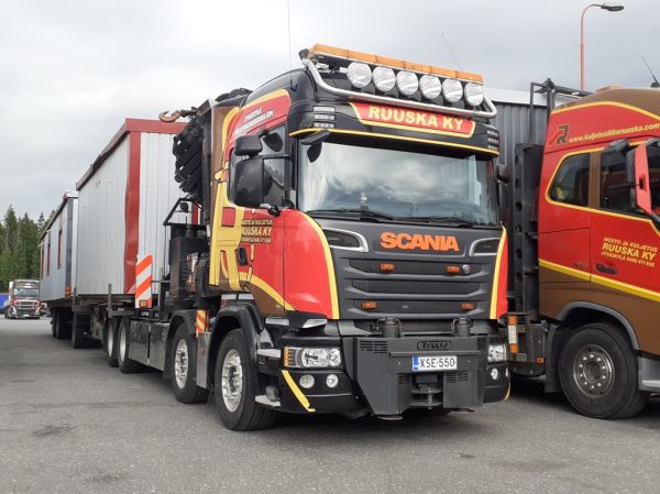 Nosto ja Kuljetus Ruuskan Scania
Nosto ja Kuljetus Ruuska Ky:n nosturilla varustettu Scania täysperävaunuyhdistelmä.
Avainsanat: Nosto-Kuljetus-Ruuska Scania ABC Hirvaskangas