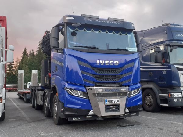 Nosto ja Kuljetus Visurin Iveco
Nosto ja Kuljetus Visuri Oy:n nosturilla varustettu Iveco täysperävaunuyhdistelmä.
Avainsanat: Visuri Iveco ABC Hirvaskangas Santzhes