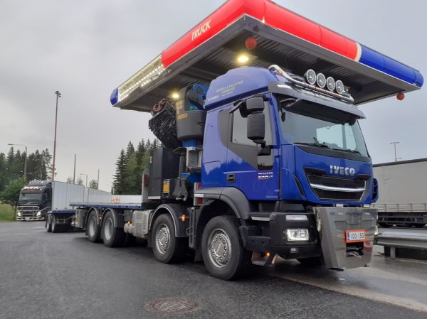 Nosto ja Kuljetus Visurin Iveco Trakker 500
Nosto ja Kuljetus Visuri Oy:n nosturilla varustettu Iveco Trakker 500 täysperävaunuyhdistelmä.
Avainsanat: Visuri Iveco Trakker 500 ABC Hirvaskangas