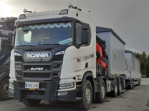 Nosto ja Kuljetus Visurin Scania
Nosto ja Kuljetus Visuri Oy:n nosturilla varustettu Scania täysperävaunuyhdistelmä.
Avainsanat: Visuri Scania ABC Hirvaskangas Santzhes