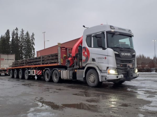 Nosto ja Kuljetus S Lehtisen Scania R500XT
Nosto ja Kuljetus S Lehtinen Oy:n nosturilla varustettu Scania R500XT puoliperävaunuyhdistelmä.
Avainsanat: Lehtinen Scania R500XT ABC Hirvaskangas