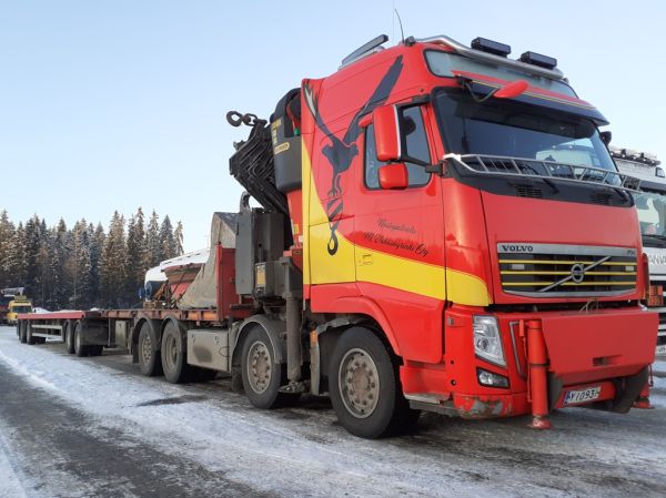 Nostopalvelu M. Vähäsöyringin Volvo FH
Nostopalvelu M. Vähäsöyrinki Oy:n nosturilla varustettu Volvo FH täysperävaunuyhdistelmä.
Avainsanat: Vähäsöyrinki Volvo FH ABC Hirvaskangas