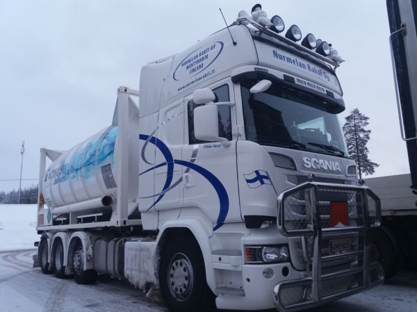 Nurmelan Rahdin Scania
Nurmelan Rahti Oy:n Scania säiliöauto.
Avainsanat: Nurmela Woikoski Pikku-Jussi Scania Shell Hirvaskangas