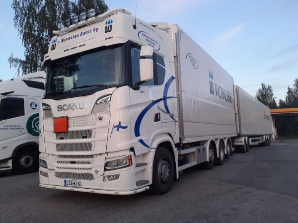 Nurmelan Rahdin Scania 590S
Woikosken ajossa oleva Nurmelan Rahti Oy:n Scania 590S täysperävaunuyhdistelmä.
Avainsanat: Woikoski Nurmela Scania 590S Shell Hirvaskangas