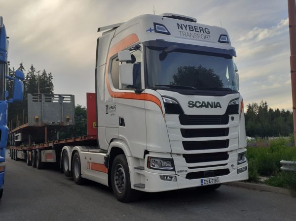 Nyberg Transportin Scania 590S
Nyberg Transportin Scania 590S b-juna.
Avainsanat: Nyberg Scania 590S B-juna ABC Hirvaskangas Hessu