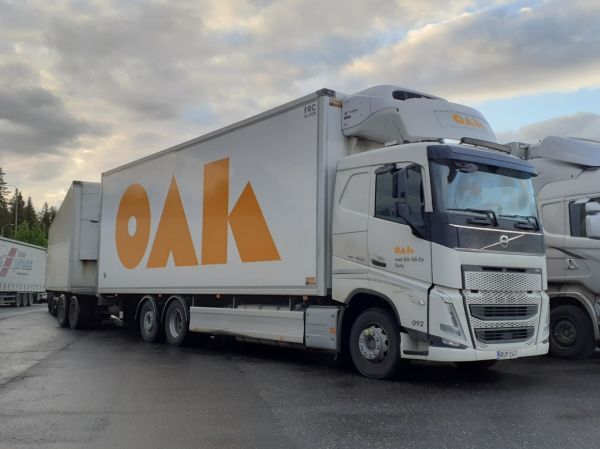 Met Äs-sän Volvo FH460
Oulun Autokuljetuksen ajossa oleva Met ÄS-SÄ Oy:n Volvo FH460 täysperävaunuyhdistelmä.
Avainsanat: OAK Met-ÄS-SÄ Volvo FH460 ABC Hirvaskangas 092