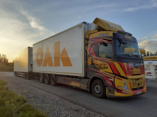Klikkaa kuvaa nähdäksesi se täysikokoisena
==============
E Sjögrenin Volvo FH
Oulun Autokuljetuksen ajossa oleva E Sjögren Oy:n Volvo FH täysperävaunuyhdistelmä.
Avainsanat: OAK Sjögren Volvo FH Hirvaskangas 101 Kaasuauto E Sjögrenin Volvo FH
Oulun Autokuljetuksen ajossa oleva E Sjögren Oy:n Volvo FH täysperävaunuyhdistelmä.
Avainsanat: OAK Sjögren Volvo FH Hirvaskangas 101 Kaasuauto