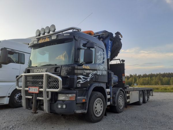 J Koivujärven Scania
Oulun Autokuljetuksen ajossa oleva J Koivujärvi Ky:n nosturilla varustettu Scania.
Avainsanat: OAK Koivujärvi Scania Hirvaskangas 126