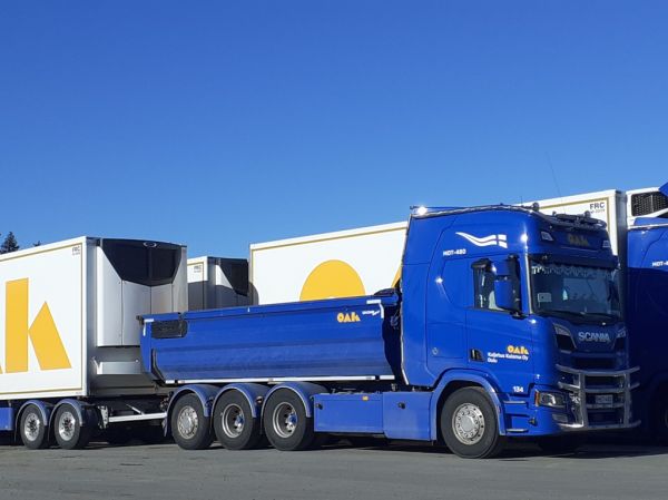 Kuljetus Kuisman Scania
Oulun Autokuljetuksen ajossa olevan Kuljetus Kuisma Oy:n Scania täysperävaunuyhdistelmä.
Avainsanat: Kuisma OAK Scania ABC Hirvaskangas 134