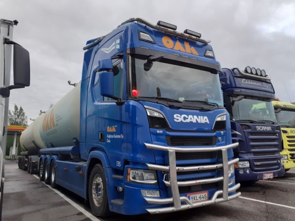 Kuljetus Kuisman Scania R650
Oulun Autokuljetuksen ajossa olevan Kuljetus Kuisma Oy:n Scania R650 säiliöyhdistelmä.
Avainsanat: Kuisma OAK Scania R650 Shell Hirvaskangas 135