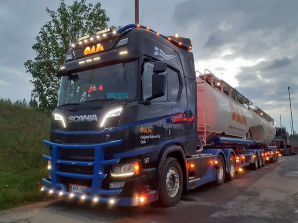 Kuljetus Kuisman Scania R650
Oulun Autokuljetuksen ajossa oleva Kuljetus Kuisma Oy:n Scania 650 b-juna.
Avainsanat: Kuisma OAK Scania R650 Shell Hirvaskangas 137 B-juna Juhana