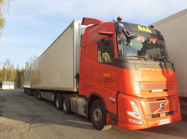 E Sjögrenin Volvo FH540
Oulun Autokuljetuksen ajossa oleva E Sjögren Oy:n Volvo FH540 hct-yhdistelmä.
Avainsanat: OAK Sjögren Volvo FH540 Shell Hirvaskangas 169 HCT