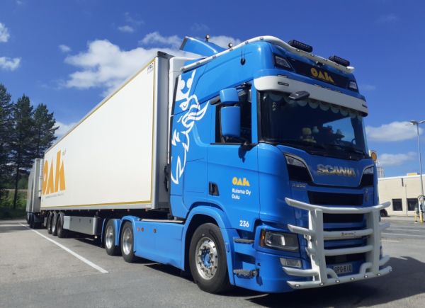Kuljetus Kuisman Scania 
Oulun Autokuljetuksen ajossa olevan Kuljetus Kuisma Oy:n Scania hct-yhdistelmä.
Avainsanat: Kuisma OAK Scania Shell Hirvaskangas 306 236