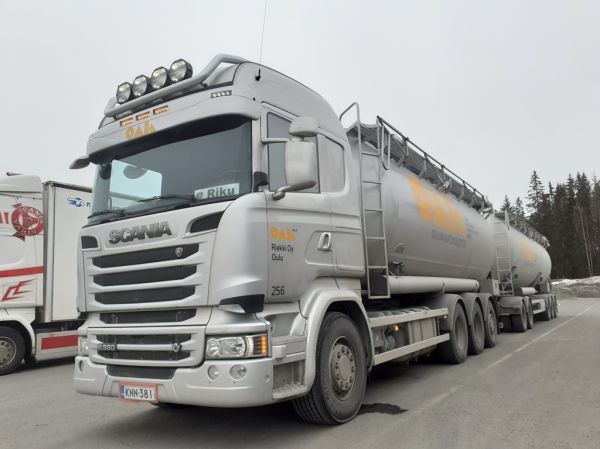 Riekin Scania R580 
Oulun Autokuljetus Oy:n ajossa oleva Riekki Oy:n Scania R580 säiliöyhdistelmä.
Avainsanat: Riekki OAK Oulun Autokuljetus Scania R580 ABC Hirvaskangas 256 Riku