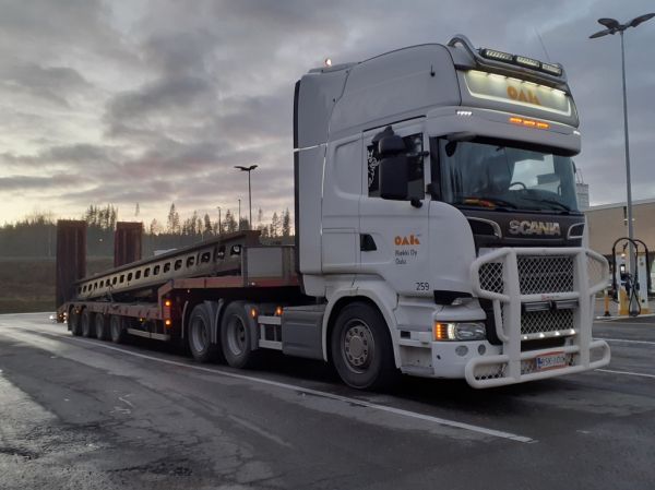 Klikkaa kuvaa nähdäksesi se täysikokoisena
==============
Riekin Scania
Oulun Autokuljetus Oy:n ajossa oleva Riekki Oy:n Scania lavettiyhdistelmä.
Avainsanat: Riekki Oulun Autokuljetus OAK Scania ST1 Hirvaskangas 259 Riekin Scania
Oulun Autokuljetus Oy:n ajossa oleva Riekki Oy:n Scania lavettiyhdistelmä.
Avainsanat: Riekki Oulun Autokuljetus OAK Scania ST1 Hirvaskangas 259