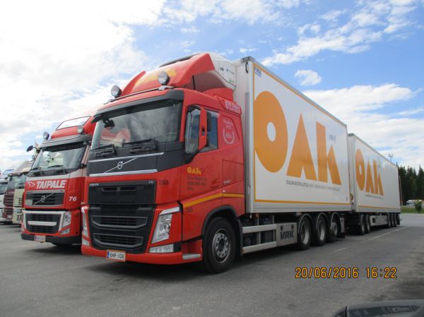 E Sjögrenin Volvo FH540 
Oulun Autokuljetus Oy:n ajossa oleva E Sjögren Oy:n Volvo FH540 täysperävaunuyhdistelmä. 
Avainsanat: Sjögren OAK Oulun Autokuljetus Volvo FH540 ABC Hirvaskangas 268