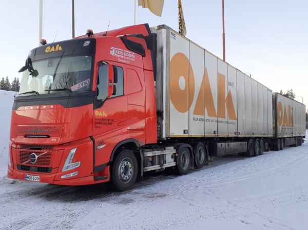 E Sjögrenin Volvo FH540
Oulun Autokuljetuksen ajossa oleva E Sjögren Oy:n Volvo FH540 hct-yhdistelmä.
Avainsanat: OAK Sjögren Volvo FH540 ABC Hirvaskangas 269 Hct Jyki