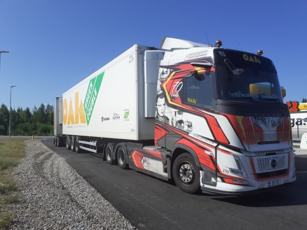 E Sjögrenin Volvo FH
Oulun Autokuljetuksen ajossa oleva E Sjögren Oy:n Volvo FH hct-yhdistelmä.
Avainsanat: OAK Sjögren Volvo FH Hirvaskangas 70 HCT