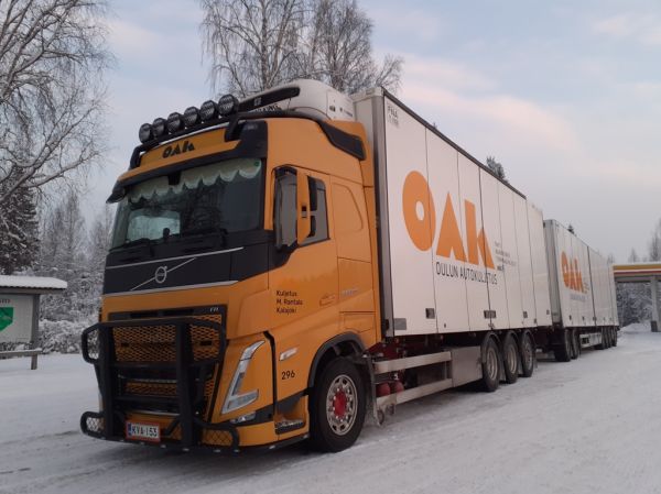 Kuljetus M Rantalan Volvo FH500
Oulun Autokuljetus Oy:n ajossa oleva Kuljetus M Rantalan Volvo FH500 täysperävaunuyhdistelmä.
Avainsanat: OAK Rantala Volvo FH500 Hirvaskangas 296