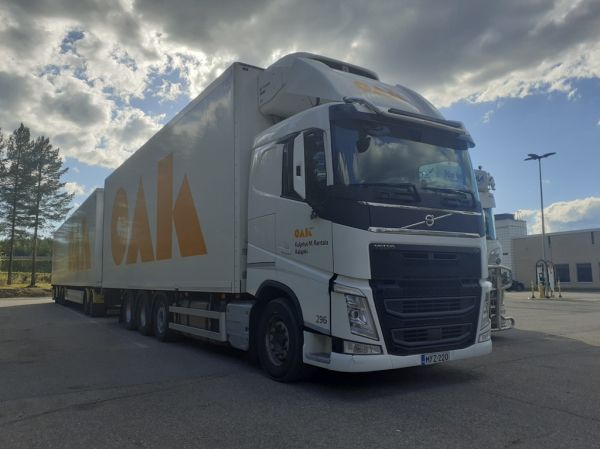 Klikkaa kuvaa nähdäksesi se täysikokoisena
==============
Kuljetus M Rantalan Volvo FH
Oulun Autokuljetus Oy:n ajossa oleva Kuljetus M Rantalan Volvo FH täysperävaunuyhdistelmä.
Avainsanat: OAK Rantala Volvo FH ST1 Hirvaskangas 296 Kuljetus M Rantalan Volvo FH
Oulun Autokuljetus Oy:n ajossa oleva Kuljetus M Rantalan Volvo FH täysperävaunuyhdistelmä.
Avainsanat: OAK Rantala Volvo FH ST1 Hirvaskangas 296