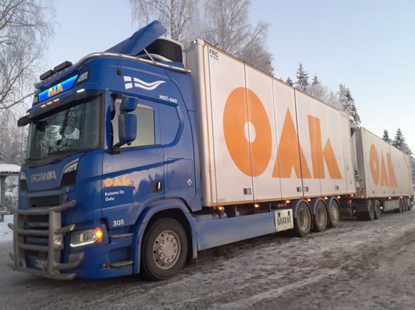 Kuljetus Kuisman Scania
Oulun Autokuljetuksen ajossa olevan Kuljetus Kuisma Oy:n Scania täysperävaunuyhdistelmä.
Avainsanat: Kuisma OAK Scania Shell Hirvaskangas 305
