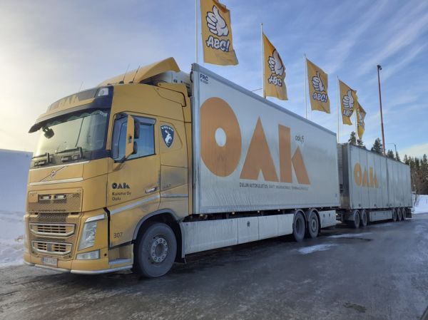 Kuljetus Kuisman Volvo FH540
Oulun Autokuljetuksen ajossa oleva Kuljetus Kuisma Oy:n Volvo FH540 täysperävaunuyhdistelmä.

Avainsanat: Kuisma OAK Volvo FH540 ABC Hirvaskangas 307