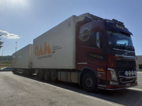 Kuljetus Kuisman Volvo FH540
Oulun Autokuljetuksen ajossa oleva Kuljetus Kuisma Oy:n Volvo FH540 täysperävaunuyhdistelmä.
Avainsanat: Kuisma OAK Volvo FH540 Shell Hirvaskangas 305 461 308