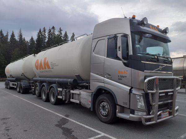 K Sjögrenin Volvo FH540
Oulun Autokuljetuksen ajossa oleva K Sjögren Oy:n Volvo FH540 säiliöyhdistelmä.

Avainsanat: OAK Sjögren Volvo FH540 ABC Hirvaskangas 315