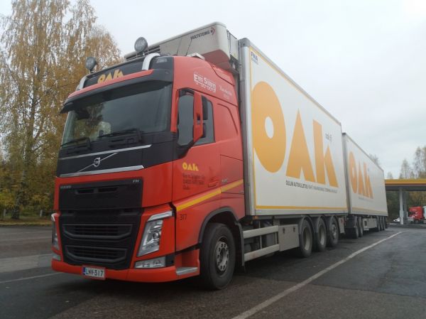 E Sjögrenin Volvo FH540 
Oulun Autokuljetus Oy:n ajossa oleva E Sjögren Oy:n Volvo FH540 täysperävaunuyhdistelmä. 
Avainsanat: Sjögren OAK Oulun Autokuljetus Volvo FH540 Shell Hirvaskangas 317