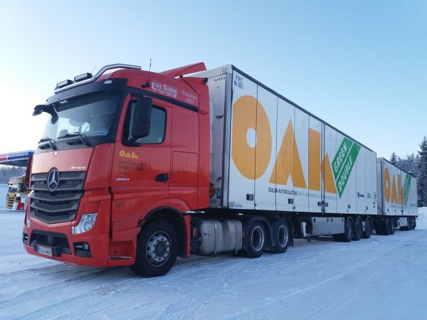 E Sjögrenin MB 2663 Actros
Oulun Autokuljetuksen ajossa oleva E Sjögren Oy:n MB 2663 Actros"Green Double" hct-yhdistelmä.
Avainsanat: OAK Sjögren Green Double MB 2663 Actros ABC Hirvaskangas 323 Hct