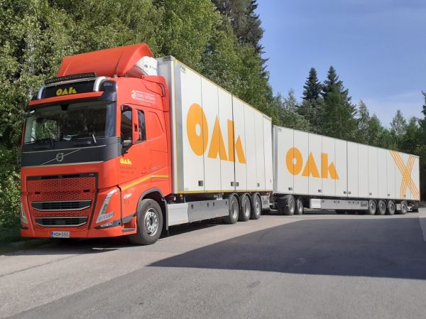 E Sjögrenin Volvo FH500
Oulun Autokuljetuksen ajossa oleva E Sjögren Oy:n Volvo FH500 täysperävaunuyhdistelmä.
Avainsanat: OAK Sjögren Volvo FH500 Shell Hirvaskangas 323