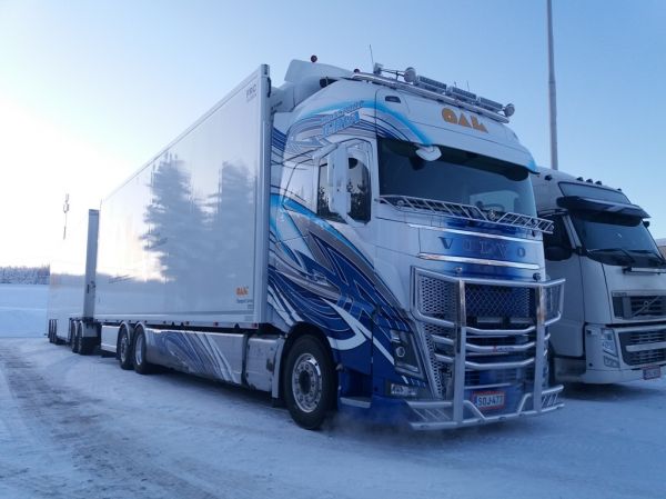 Transport Jurvan Volvo FH16
Oulun Autokuljetuksen ajossa oleva Transport Jurvan Volvo FH16 täysperävaunuyhdistelmä.
Avainsanat: OAK Jurva Volvo FH16 Shell Hirvaskangas 370