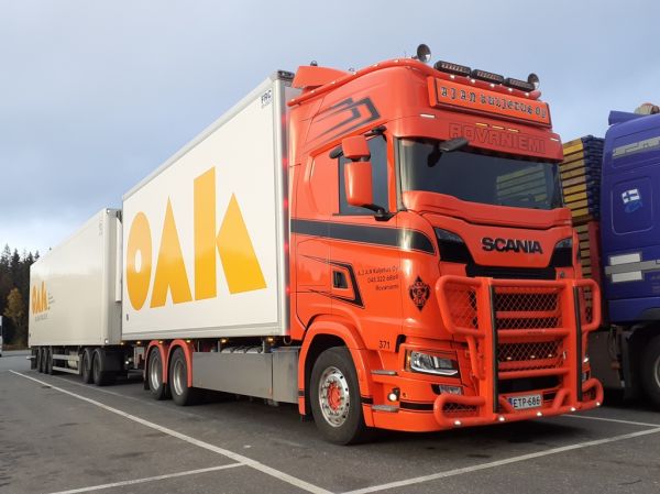 A.J.A.N Kuljetuksen Scania 
Oulun Autokuljetuksen ajossa oleva A.J.A.N Kuljetus Oy:n Scania  täysperävaunuyhdistelmä.
Avainsanat: A.J.A.N-Kuljetus OAK Oulun Autokuljetus Scania ABC Hirvaskangas 371