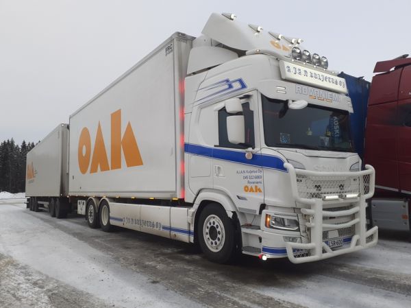 A.J.A.N Kuljetuksen Scania G500
Oulun Autokuljetuksen ajossa oleva A.J.A.N Kuljetus Oy:n Scania G500 täysperävaunuyhdistelmä.
Avainsanat: A.J.A.N-Kuljetus OAK Oulun Autokuljetus Scania G500 ABC Hirvaskangas 372