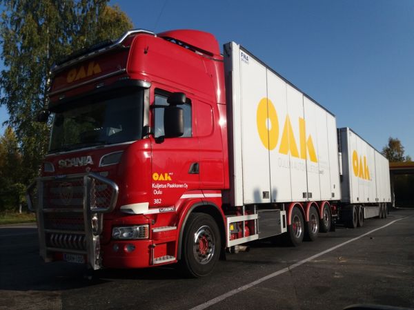 Kuljetus Paakkosen Scania
Oulun Autokuljetus Oy:n ajossa oleva Kuljetus Paakkonen Oy:n Scania täysperävaunuyhdistelmä.
Avainsanat: Paakkonen OAK Scania Shell Hirvaskangas 382