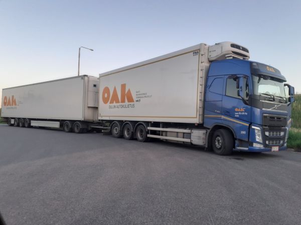 Met Äs-sän Volvo FH540
Oulun Autokuljetuksen ajossa oleva met ÄS-SÄ Oy:n Volvo FH540 täysperävaunuyhdistelmä.
Avainsanat: OAK Met-ÄS-SÄ Volvo FH540 ABC Hirvaskangas 390
