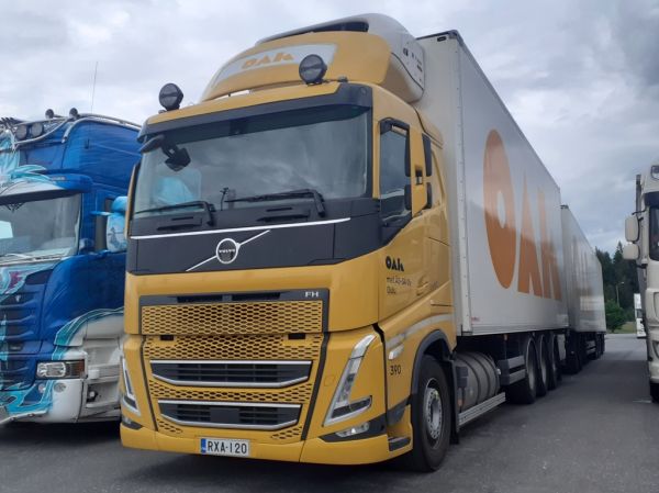 Met Äs-sän Volvo FH500
Oulun Autokuljetuksen ajossa oleva Met ÄS-SÄ Oy:n Volvo FH500 täysperävaunuyhdistelmä.
Avainsanat: OAK Met-ÄS-SÄ Volvo FH ABC Hirvaskangas 390