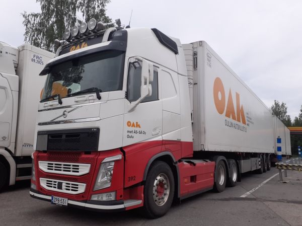Met Äs-sän Volvo FH
Oulun Autokuljetuksen ajossa oleva met ÄS-SÄ Oy:n Volvo FH hct-yhdistelmä.
Avainsanat: OAK Met-ÄS-SÄ Volvo FH Shell Hirvaskangas HCT 392