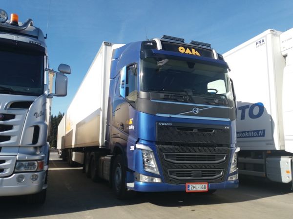 Met Äs-sän Volvo FH
Oulun Autokuljetuksen ajossa oleva met ÄS-SÄ Oy:n Volvo FH hct-yhdistelmä.
Avainsanat: OAK Met-ÄS-SÄ Volvo FH ABC Hirvaskangas HCT 393